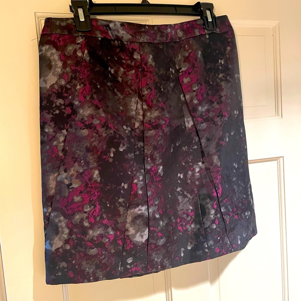 AK Anne Klein dressy Blk/Fuschia/Gray shiny jacquard print short skirt - Size 10
